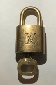 Louis Vuitton Messing '302' Vorhängeschloss in goldfarben mit goldfarbenem Schlüssel [|] - Bild 1 von 5