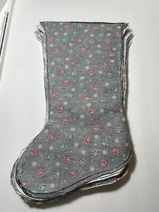 bucilla Weihnachtsstrumpf Hundepfoten auf schwarzem Stofffutter - Bild 1 von 2