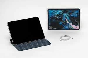 Apple iPad Pro 11 Zoll inkl. Apple Keyboard - TOP ZUSTAND - Modell MTXP2FD/A - Bild 1 von 8