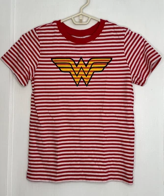 Camiseta Hanna Andersson Talla 130 7-8 Rayas Rojas y Blancas Mujer Maravilla SS Foto 1 de 4