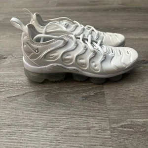 Nike Air VaporMax Plus 'White Metallic Silver' Shoes FQ8895-100 Women's Size 8 - Picture 1 of 7