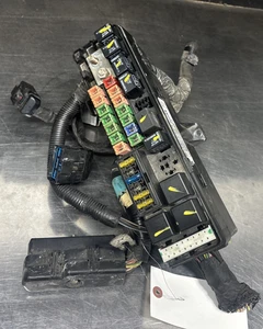 1999 Chrysler Concorde Engine Bay Fuse Box Relay Center - Picture 1 of 4