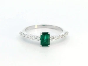 Stunning 18K Gold Emerald & Diamond Ring – 0.65 Carat Emerald, 0.40 ct Diamonds - Picture 1 of 3