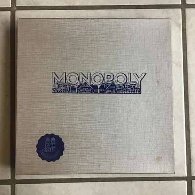 MONOPOLY SILVER EDITION 1961 SPIELE SCHMIDT FAST VOLLSTÄNDIG HOLZHÄUSER MARK - Bild 1 von 3