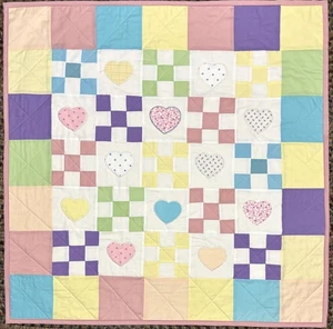 Manta de cuna hecha a mano para bebé 40" x 40" corazones aplicados y cuadrados surtidos - Imagen 1 de 4