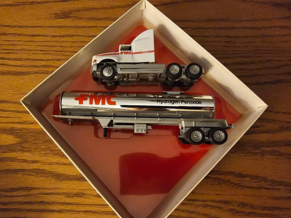 Camión cisterna Winross FMC semitractor de peróxido de hidrógeno 1:64 fundido a presión Foto 1 de 1