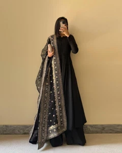Ultima tuta palazzo in seta chinnon nera con dupatta di design per festa - Foto 1 di 13