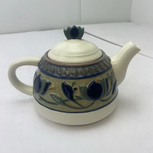 Tetera y tapa esculpidas Mikasa Arabella Collection Intaglio Blue Tulip Vine - Imagen 1 de 11