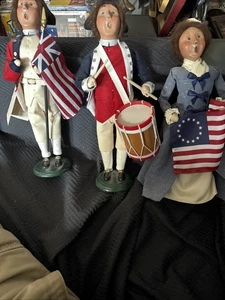 Byers Choice Caroler Colonial Williamsburg. Drummer Man, Betsey Ross, Flag Beare - Picture 1 of 3