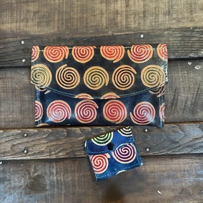 Cartera de cuero pintada con estampado en relieve con monedero a presión 2 piezas Foto 1 de 4