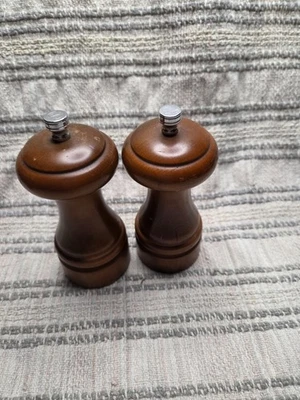 Деревянные солонки и мельница для перца Mr. Dudley высотой 6,5 дюйма - Изображение 1 из 4