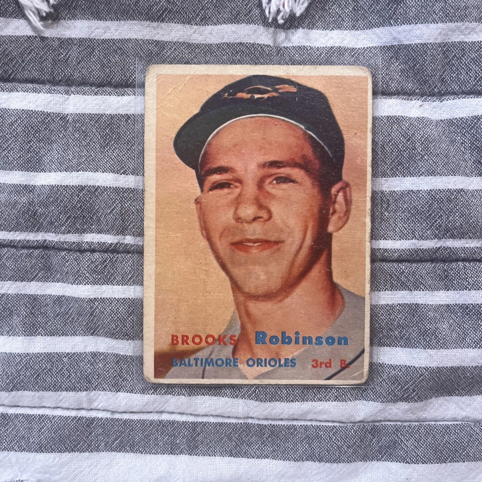 1957 Topps Scarce Series Brooks Robinson #328 (RC) Baltimore Orioles Salón de la fama en muy buena condición Foto 1 de 4