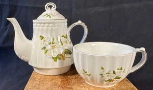 Geriffelte/Scharnier/Blumen dekorative Porzellan Teekanne mit Goldrand & passender Tasse. - Bild 1 von 11