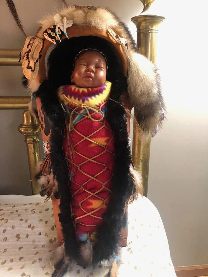 Muñeca y tablero papoose renacido indio nativo americano 32" largo colgante de pared Foto 1 de 3