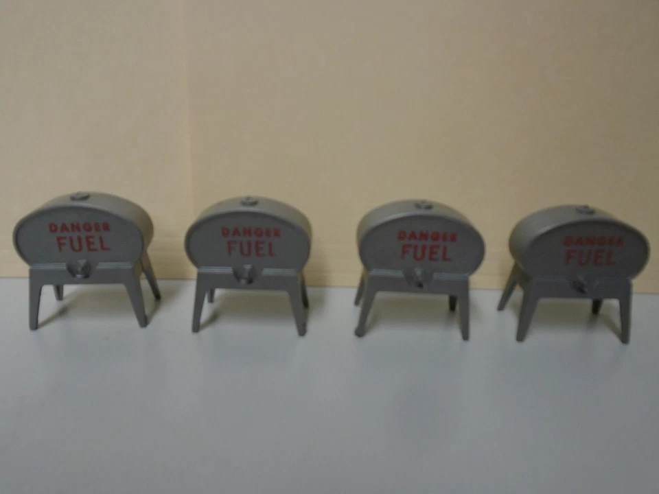 4 TANQUES DE COMBUSTIBLE ORIGINALES A.C.GILBERT DE LOS AÑOS 60 JAMES BOND 007 JUEGO DE COCHES DE CARRERAS Foto 1 de 2