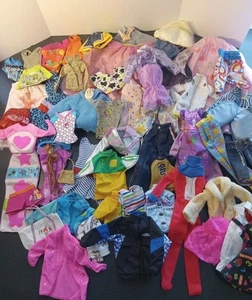 Barbie Puppenkleidung Konvolut 54 Teile - Bild 1 von 7