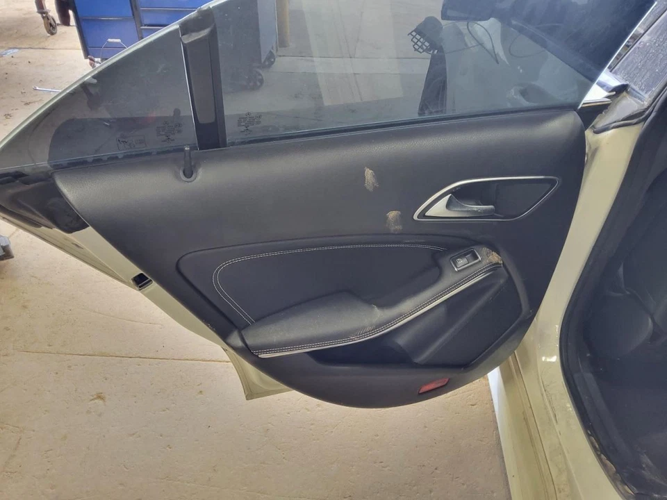 Mercedes-Benz CLA250    2018 Door Trim Panel Rear 401585 Foto 1 de 1