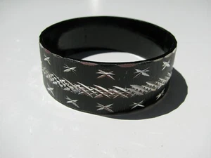 VINTAGE SELTEN KINDER PUPPENGRÖSSE GEÄTZTE EMAILLE SCHWARZ ALUMINIUM ARMREIF ARMBAND 3/4" LÄNGE - Bild 1 von 4