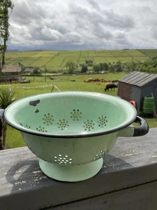 Retro Vintage Green Enamel Colander Kitchenalia Strainer Sieve,Fruit Or Veg Bowl - Picture 1 of 11