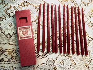 Williams Sonoma Pequeñas Velas Cónicas 10" Juego de 12 Rojo Arándano Vacaciones EE. UU. De Colección - Imagen 1 de 5