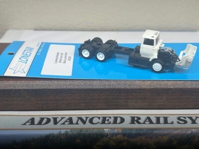 KIT NUEVO CAMIÓN DE PLATAFORMA DE MADERA CONVENCIONAL FORD L900 ESCALA HO "DETALLADO LONESTAR" Foto 1 de 4