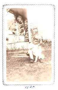 MÄDCHEN MIT PUPPE IN SCHUBKARRE, ADLER MERE, PA, 1932.VTG 4,7" x 3" FOTO/4 - Bild 1 von 2