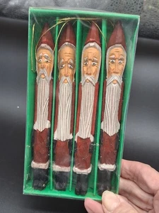 Vier 6 Zoll handgeschnitzte und bemalte Bleistift Weihnachtsmann Ornamente aus Holz - Bild 1 von 5