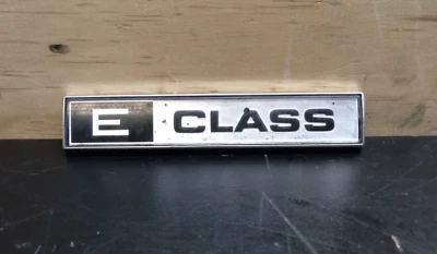 CHRYSLER 1983-1984 LOGOTIPO CLASE E MALETERO TRASERO CUBIERTA PLACA INSIGNIA EMBLEMA OEM Foto 1 de 4