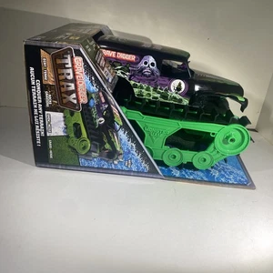 Monster Jam Official Grave Digger Trax All-Terrain Remote Control Car Truck 1:15 - Picture 1 of 8