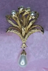 Vintage Kunstperlen und gebürstet goldfarben Brosche Anstecknadel Blumen Bouquet Tropfen Hänger - Bild 1 von 4
