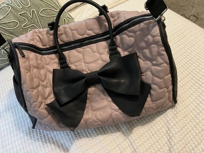 Betsy Johnson стеганая сердца кокетка черный бант спортивная Weekender дорожная сумка б/у в отличном состоянии - Изображение 1 из 4