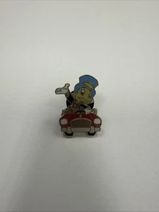 Trading Pin Jiminy Cricket Disney Limited Edition Driving Car Hat Lapel Pinochio - Picture 1 of 10