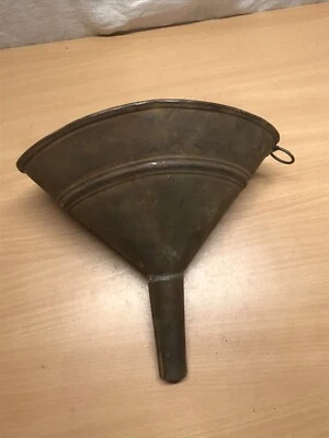 ancien entonnoir de garage en metal  - Photo 1/4