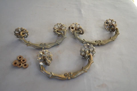 SET 3 VINTAGE CAST METAL DRESSER DRAWER BAIL PULLS + ROSETTE BACKPLATES (H6) Cover