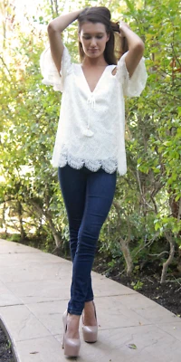 Top de encaje Hale Bob hombro frío negro y marfil XS 75NF2234 Foto 1 de 4