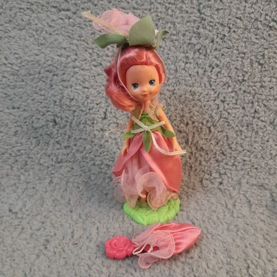 "Muñeca Kenner Rose Petal Place Rose 6"" vintage 1984 con peine de sombrero de pie y monedero" Foto 1 de 3