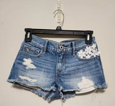 NUEVO CON ETIQUETAS Pantalones de mezclilla cortos azules Abercrombie para niños niñas junior con detalles florales talla 14 Foto 1 de 3