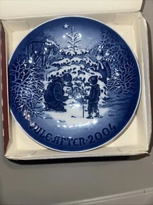 Copenhagen Bing Grondahl Denmark Christmas Plate 2004 The Christmas Tree Scene ￼ - Picture 1 of 5