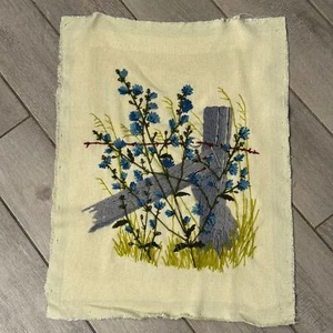 Vintage Crewel bestickt Blumen Kunstwerk auf Stoff 24x19 70er - Bild 1 von 5