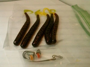 6 Zoll PHENOM ""WOO WORM"" MOTORÖL/CHARTREUSE/RED FLAKE CURLEY TAIL 5er-Pack-Kit - Bild 1 von 4