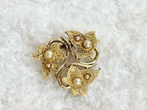 Vintage goldfarbene Brosche mit Perlen verziert dreiblättriges Laub Anstecknadel - Bild 1 von 7