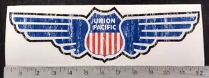 Union Pacific Railroad Wings tren locomotora envejecido de colección aspecto antiguo - Imagen 1 de 1