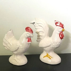 S/2 Vtg Rooster/Hen Ceramic Chicken Salt and Pepper Shakers - Made in Japan - Picture 1 of 5