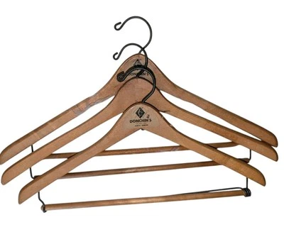 Vintage Donchins - WISHBONE BATTS Perchas de traje de madera 3, Grand Rapids, MI Foto 1 de 4