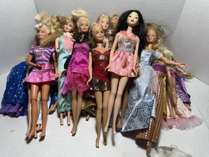 Lotto 34 Barbie 90’ primi anni 2000, Disney e altre con vestiti bambole vintage vedi foto - Foto 1 di 8