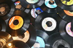 Lot of 100 - 7" 45 RPM Records for Arts Crafts Decor Party - Foto 1 di 1