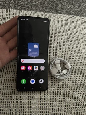 Samsung Galaxy Z Flip4 5G - 128GB - Black (Unlocked) - Read Description - Image 1 of 4