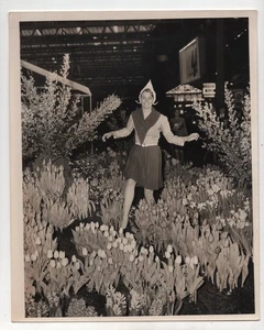 Tulips Waterloo Station Dutch Woman 1969 Press Photo - Picture 1 of 2
