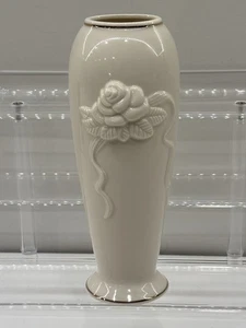 Lenox - Vintage elfenbein/weiß geprägte Porzellan Rosenknospe Vase mit 24K Goldrand 6" - Bild 1 von 10