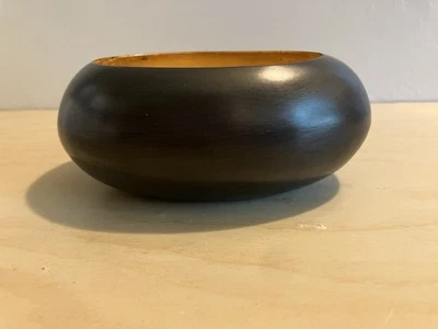 Матовая черная металлическая чаша золотистая внутренняя форма яйца 5 дюймов x 3,5 дюйма x 2 дюйма безымянные производители - Изображение 1 из 4